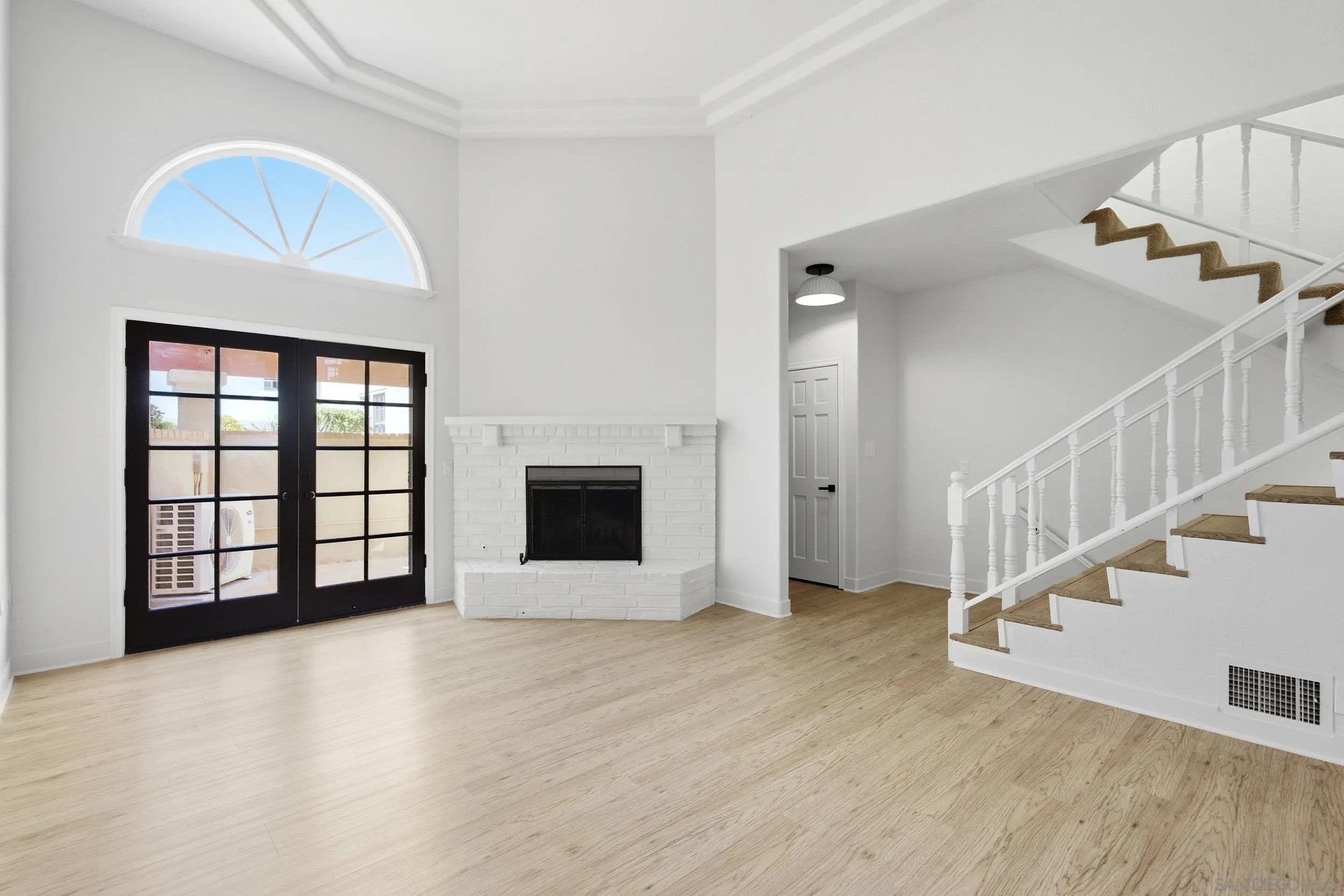 2565 Navarra Dr B