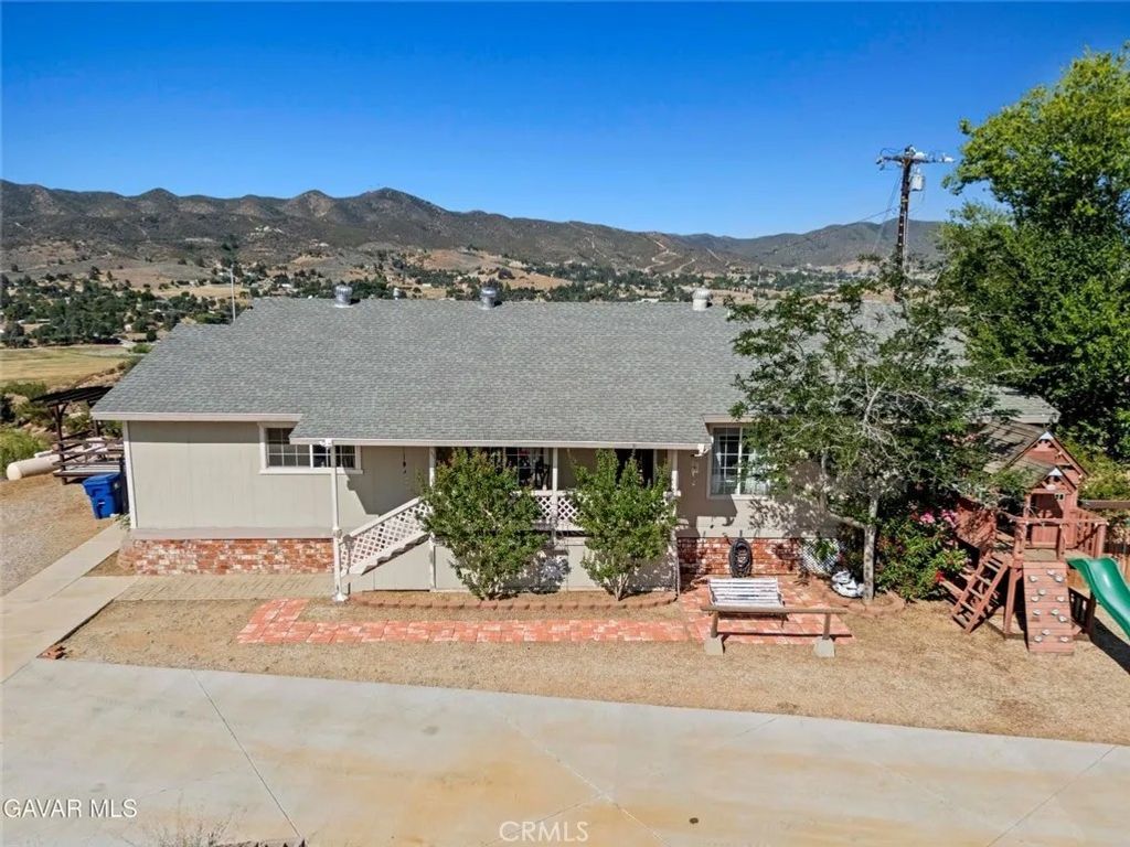 Photo of 8630 Penhaven Ln, Leona Valley, CA 93551 (MLS # SR26095683)