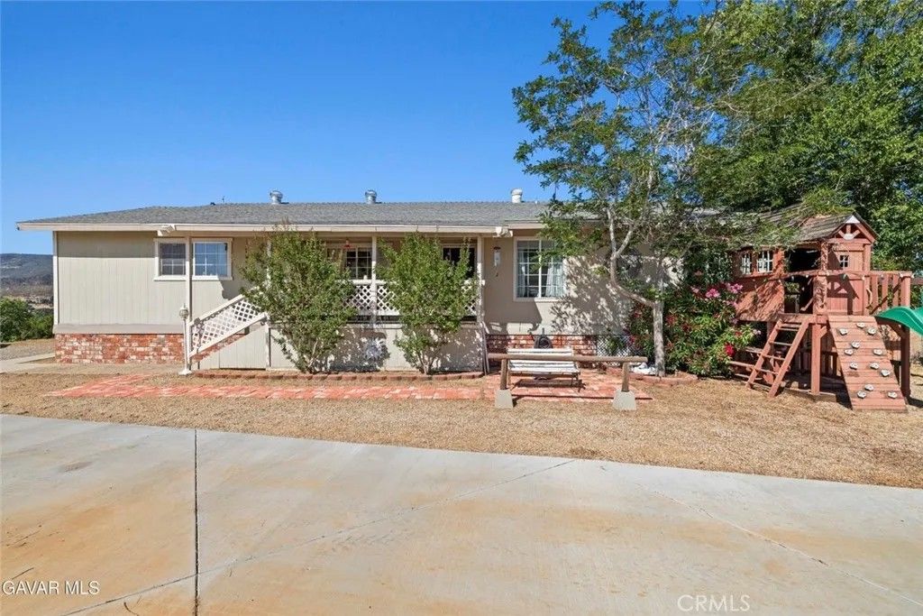 Photo of 8630 Penhaven Ln, Leona Valley, CA 93551 (MLS # SR26095683)