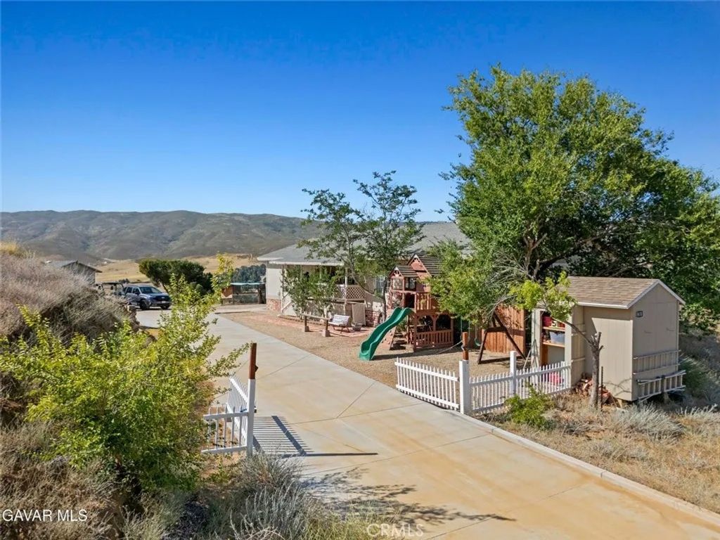 Photo of 8630 Penhaven Ln, Leona Valley, CA 93551 (MLS # SR26095683)