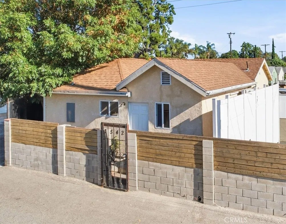 Photo of 7542 White Oak Ave, Van Nuys, CA 91406 (MLS # SR26151770)