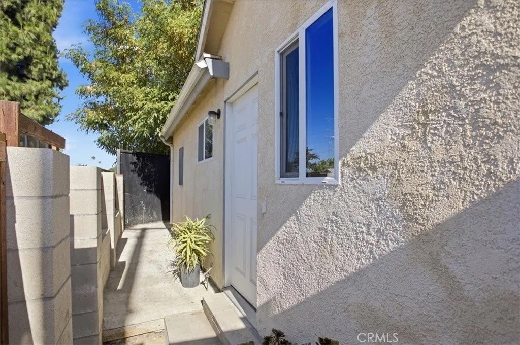 Photo of 7542 White Oak Ave, Van Nuys, CA 91406 (MLS # SR26151770)