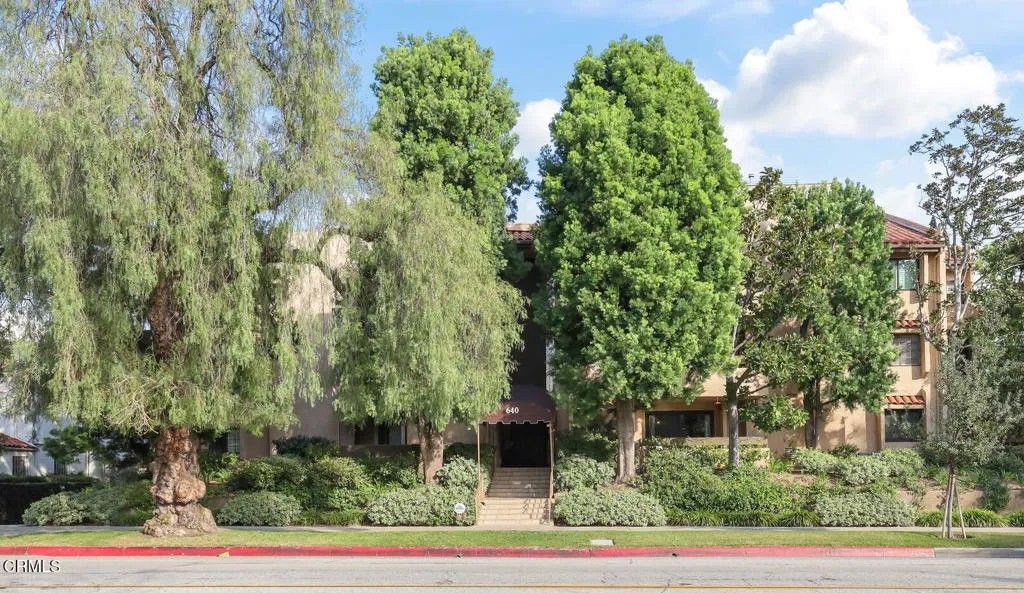 Photo of 640 S Lake Avenue #105, Pasadena, CA 91106 (MLS # P1-26474)