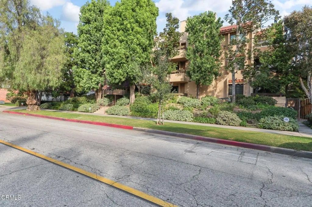 Photo of 640 S Lake Avenue #105, Pasadena, CA 91106 (MLS # P1-26474)