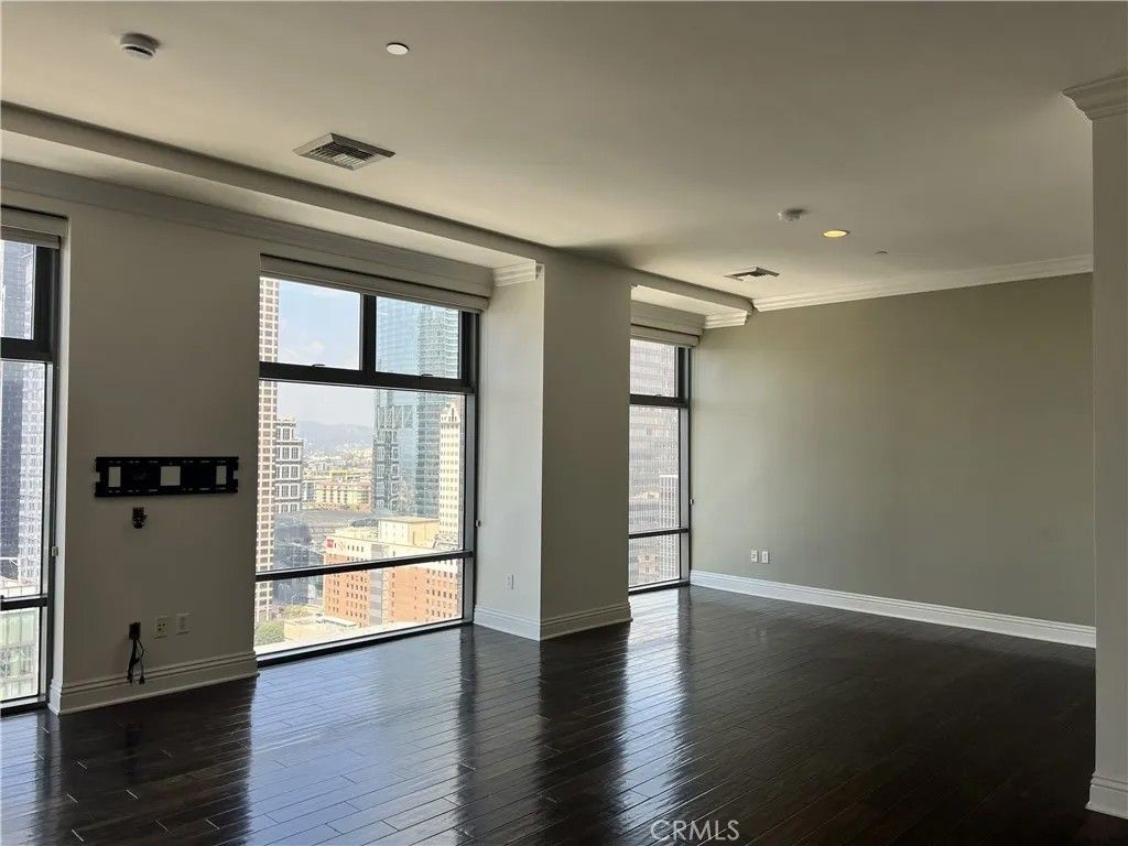 Photo of 801 S Grand AVE #2204, Los Angeles, CA 90017 (MLS # SR26102555)