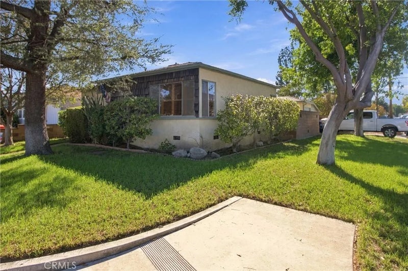 2043 N Maple