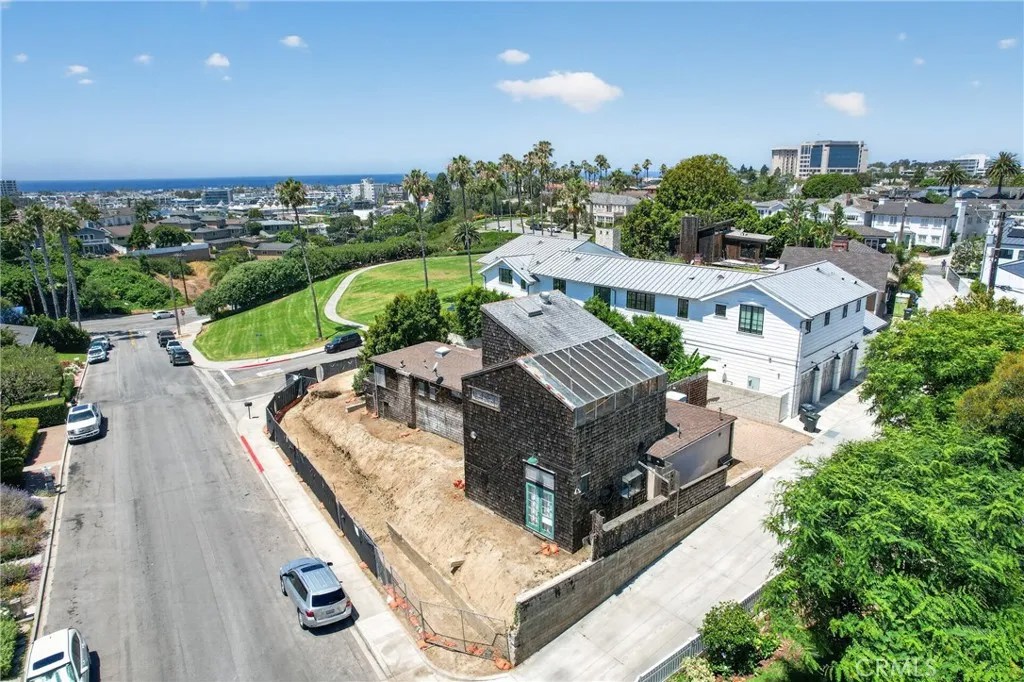 2700 Cliff