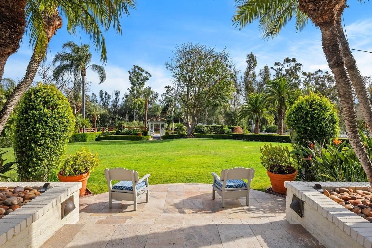 16337 Los Arboles