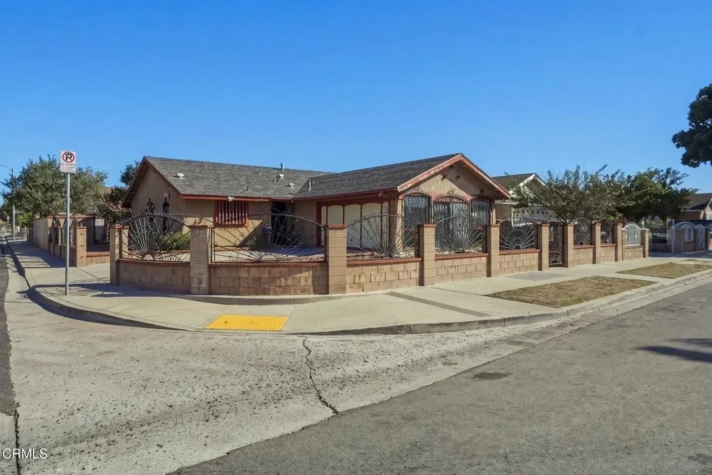 1819 La Puerta Avenue