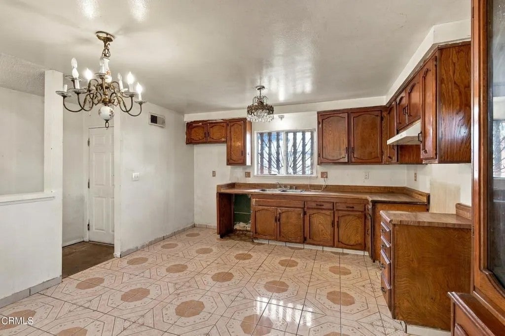 1819 La Puerta Avenue