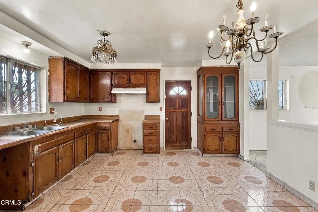 1819 La Puerta Avenue
