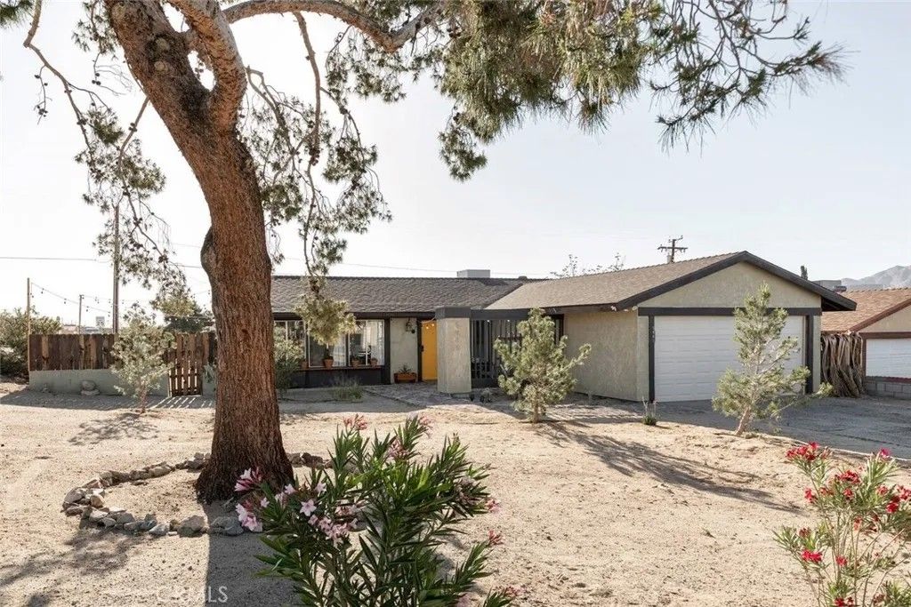 Photo of 5985 Morongo RD, 29 Palms, CA 92277 (MLS # JT26097269)