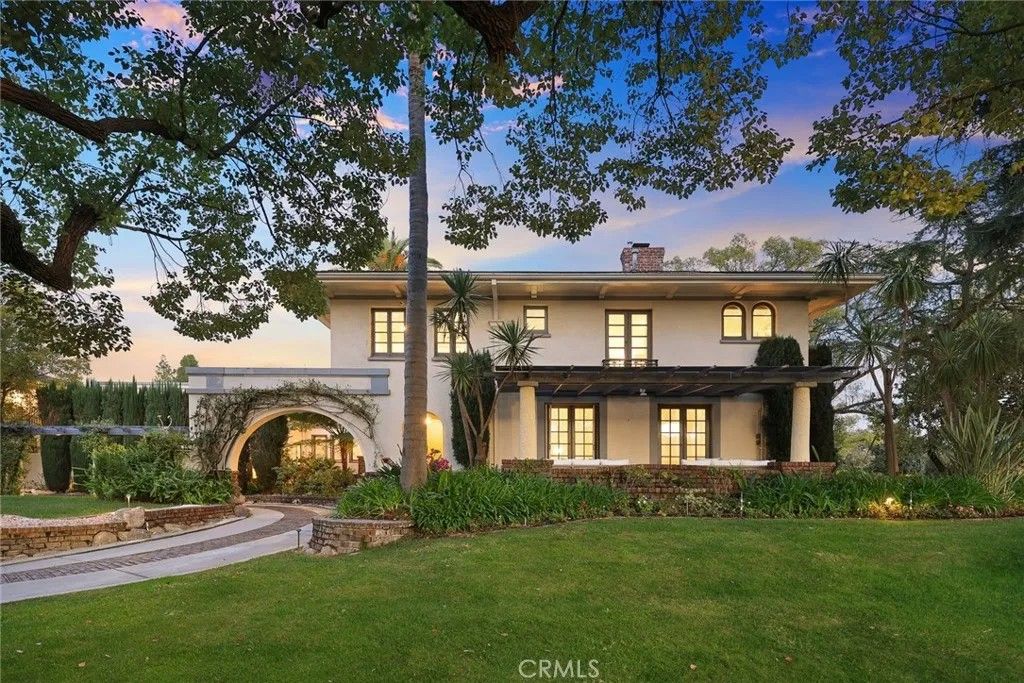 Photo of 928 S El Molino, Pasadena, CA 91106 (MLS # AR26036397)