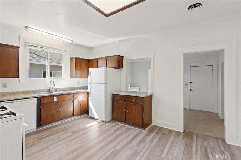 1038 W 5th Street