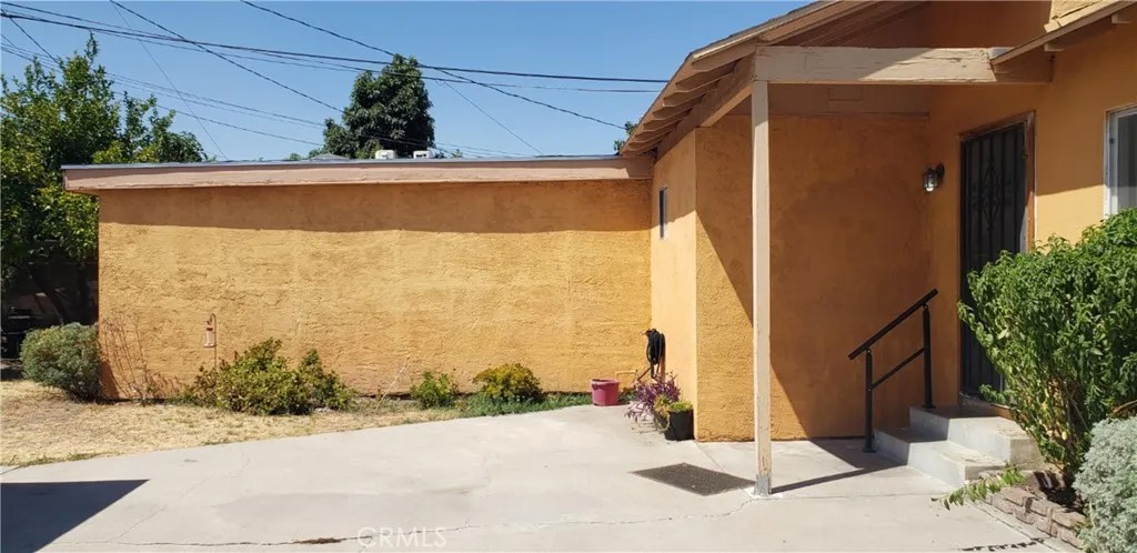 590 N Lilac Avenue