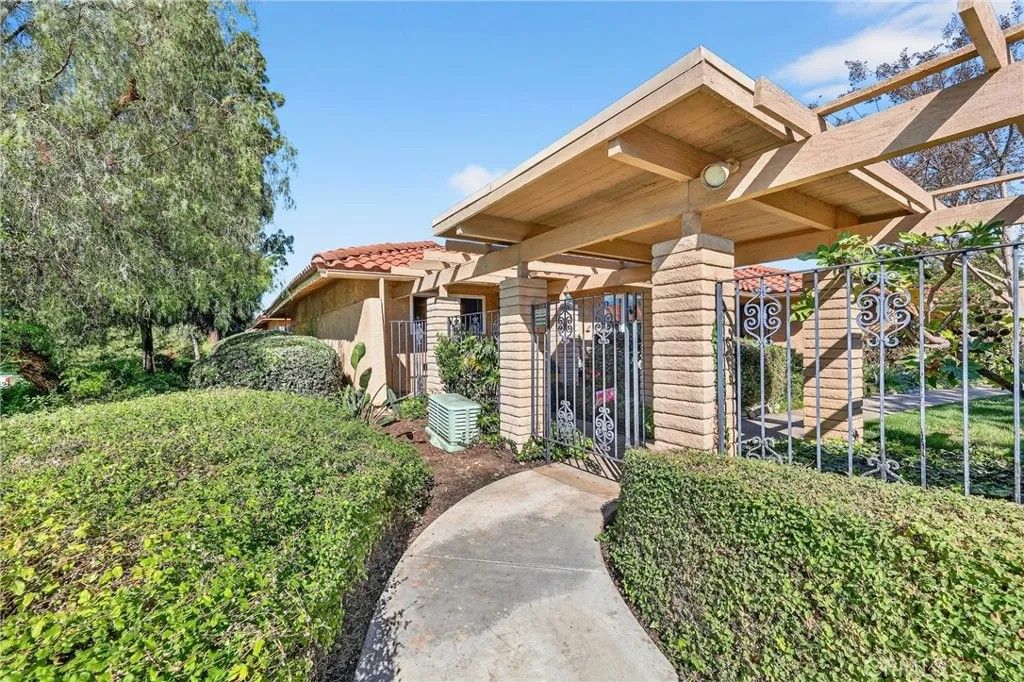 Photo of 959 W Pine #33, Upland, CA 91786 (MLS # SR26064069)