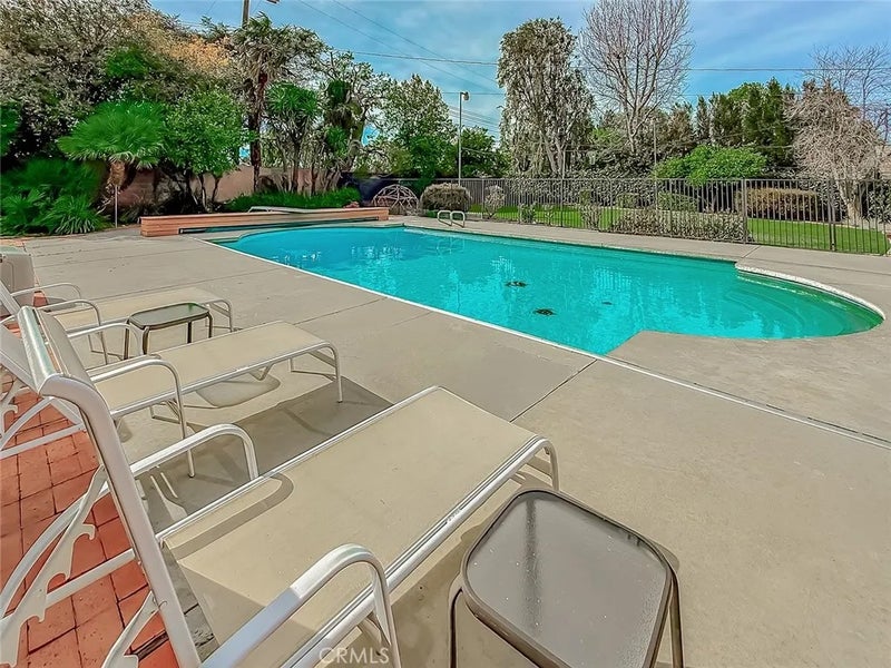 17512 Superior Street