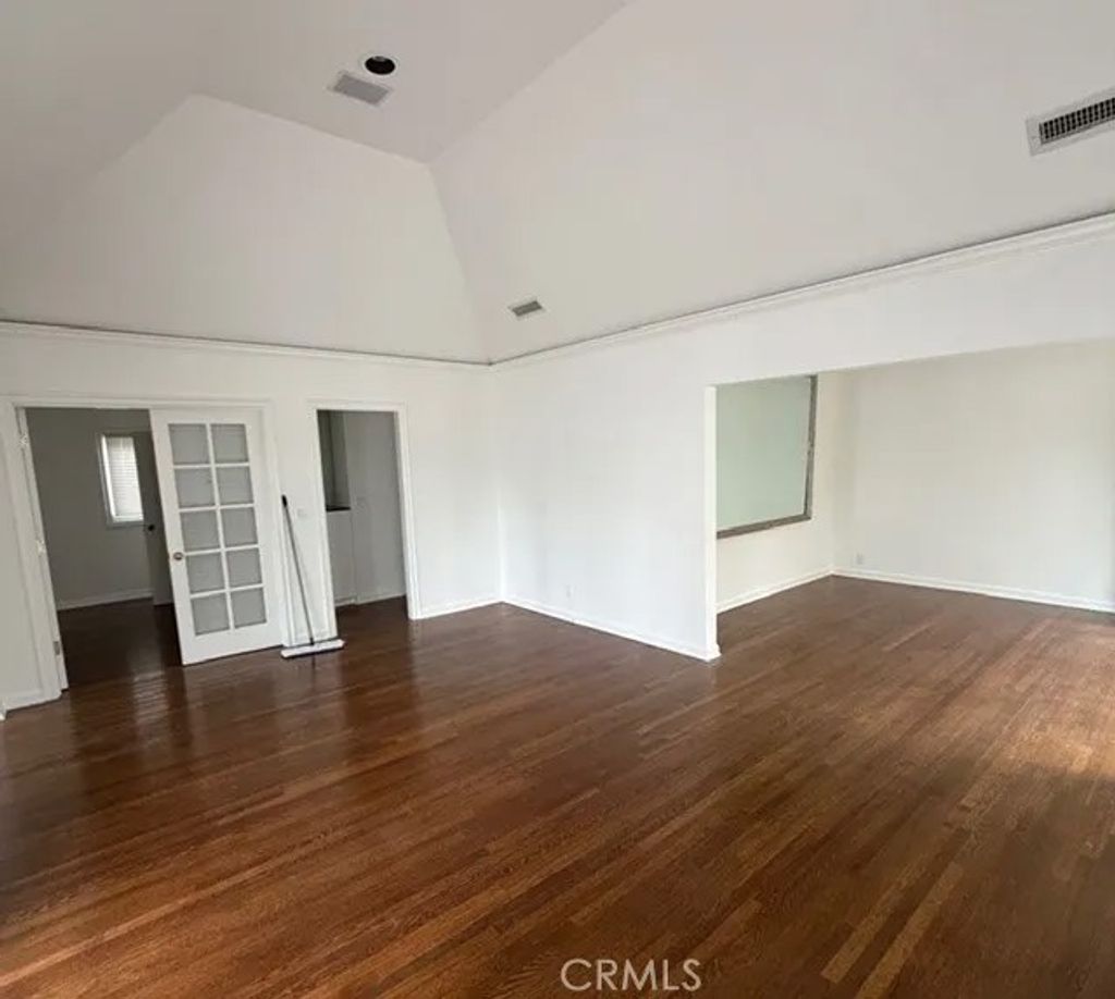Photo of 402 N Irving Blvd, Los Angeles, CA 90004 (MLS # CV26069455)