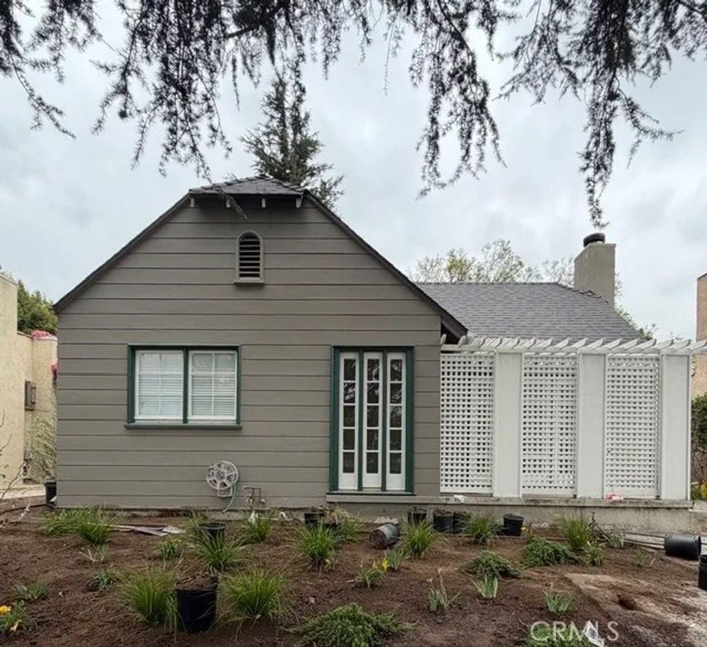 Photo of 402 N Irving Blvd, Los Angeles, CA 90004 (MLS # CV26069455)