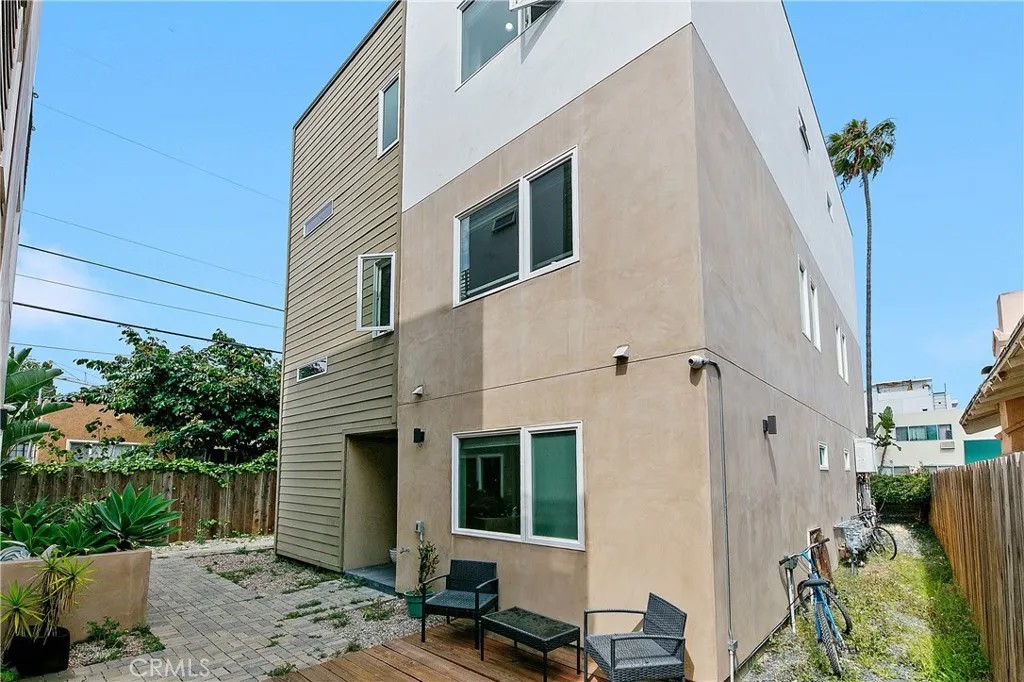 961 N St Andrews