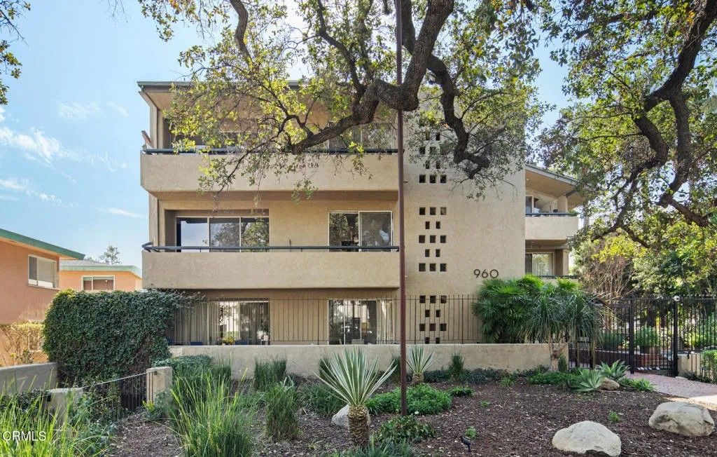 Photo of 960 San Pasqual Street #210, Pasadena, CA 91106 (MLS # P1-25793)