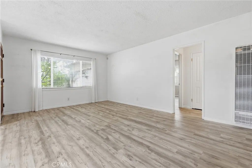 1832 S Bamdal
