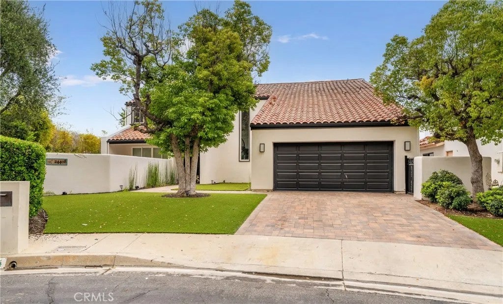 Photo of 24408 Voltara Court, Calabasas, CA 91302 (MLS # SR26134581)