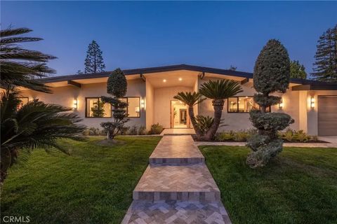 Photo of 18611 Rocoso Place, Tarzana, CA 91356 (MLS # SR26044516)