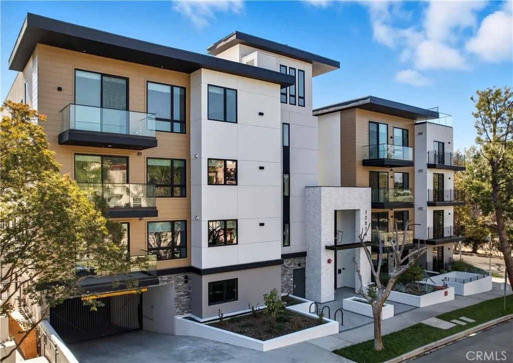 Photo of 12078 Guerin Street #207, Studio City, CA 91604 (MLS # SR25269560)