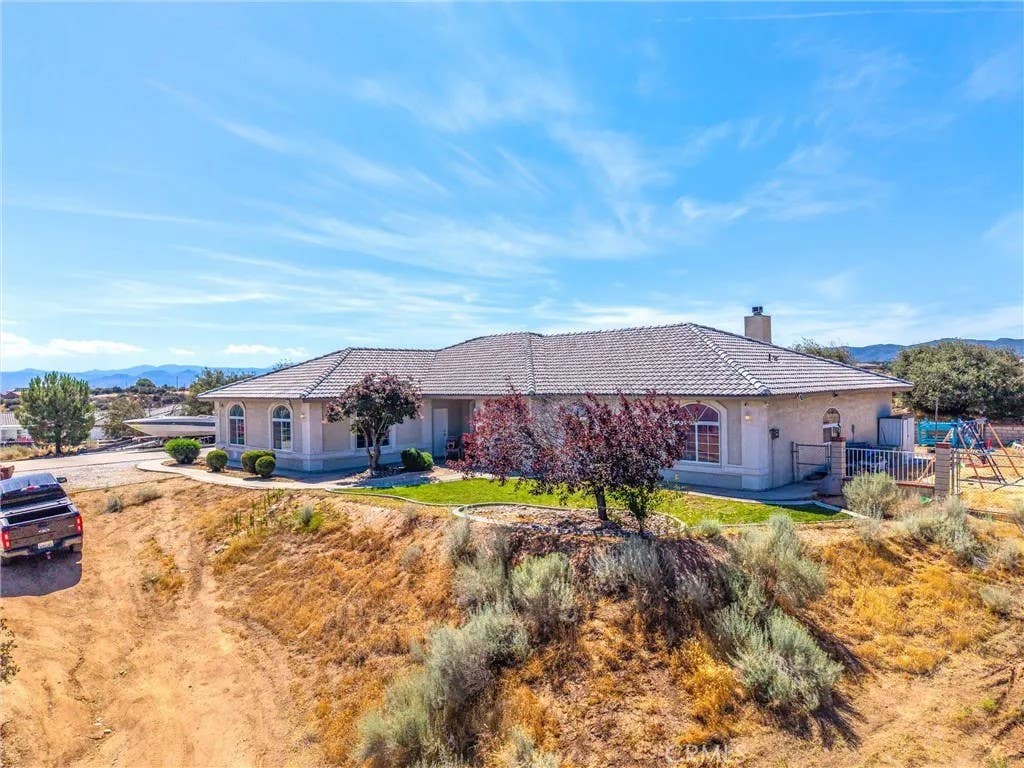 Photo of 10505 Canyon DR, Oak Hills, CA 92344 (MLS # IV26161361)