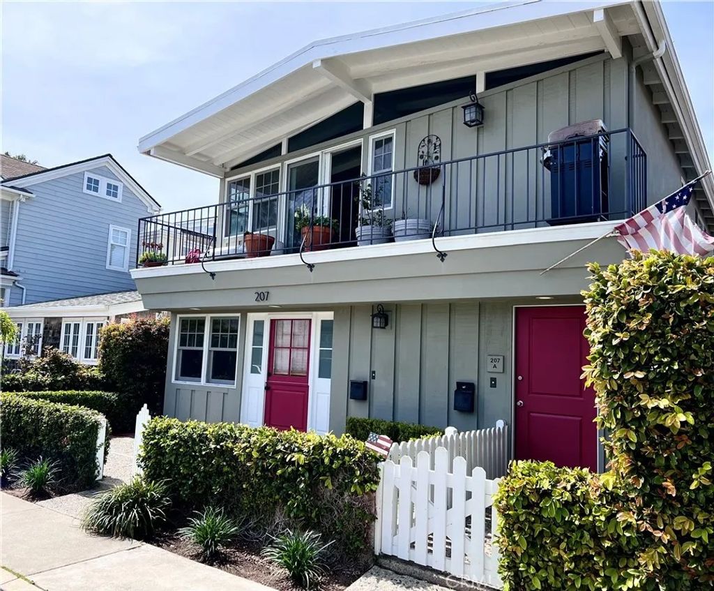 Photo of 207 Ruby Avenue, Newport Beach, CA 92662 (MLS # OC25282123)