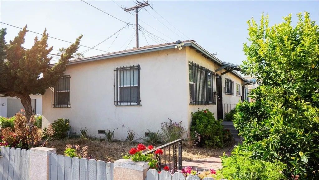 Photo of 3321 E 17th Street, Long Beach, CA 90804 (MLS # SR26092847)