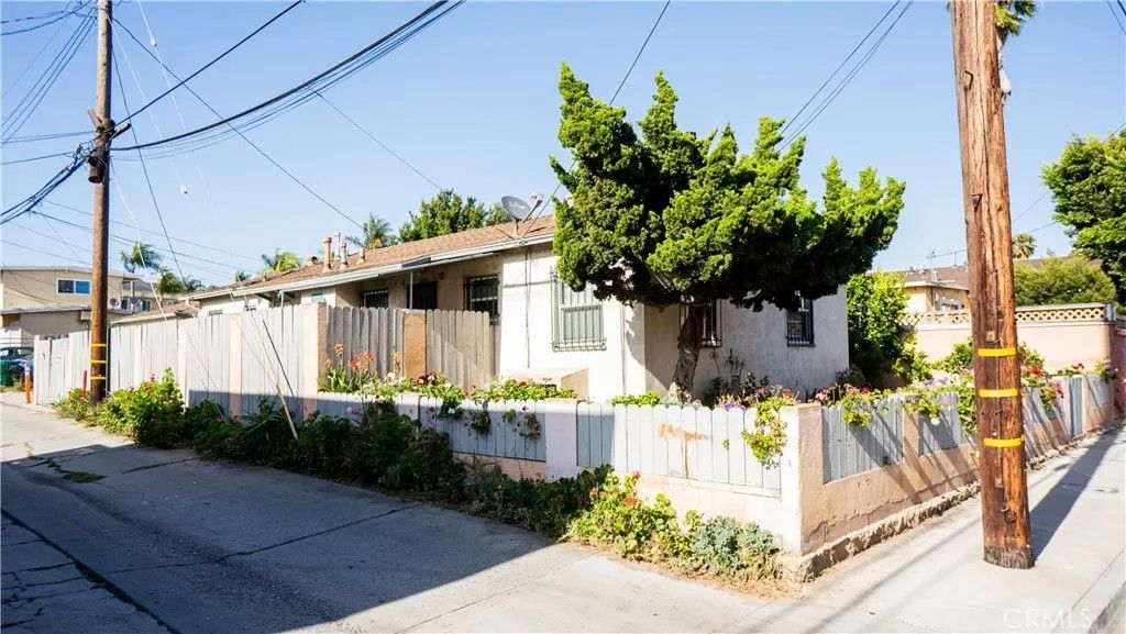 Photo of 3321 E 17th Street, Long Beach, CA 90804 (MLS # SR26092847)