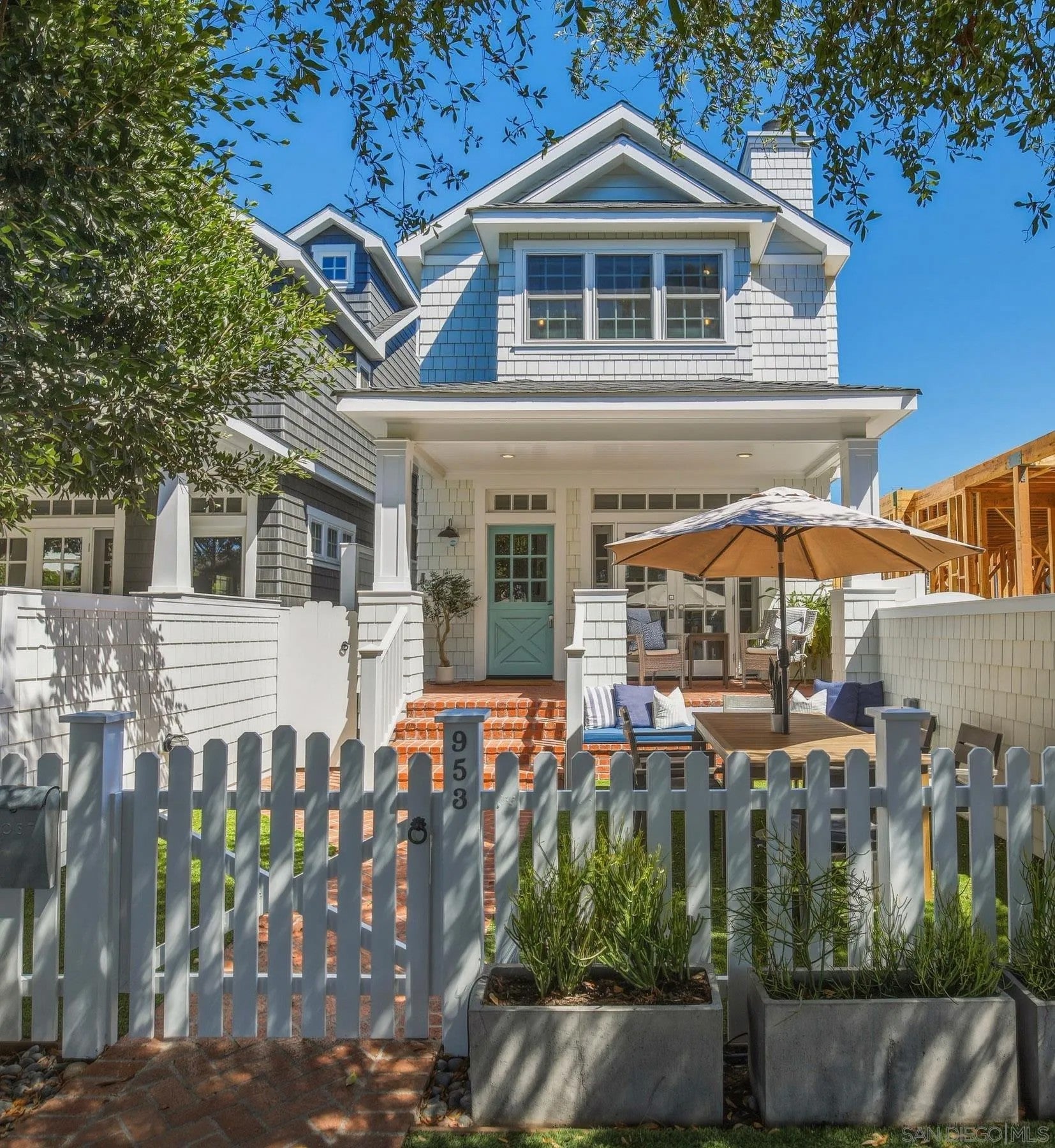 953 E Ave
