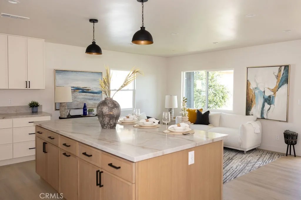 605 W Gaillard