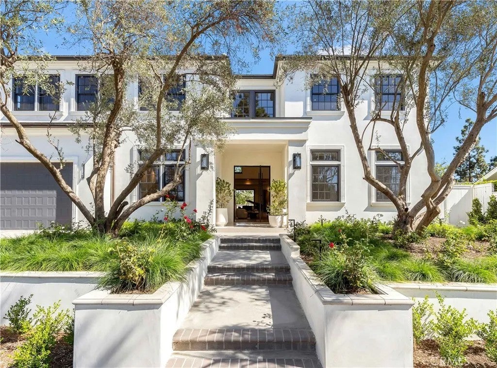 6 Pinehurst Ln