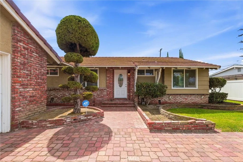 2554 W Chanticleer