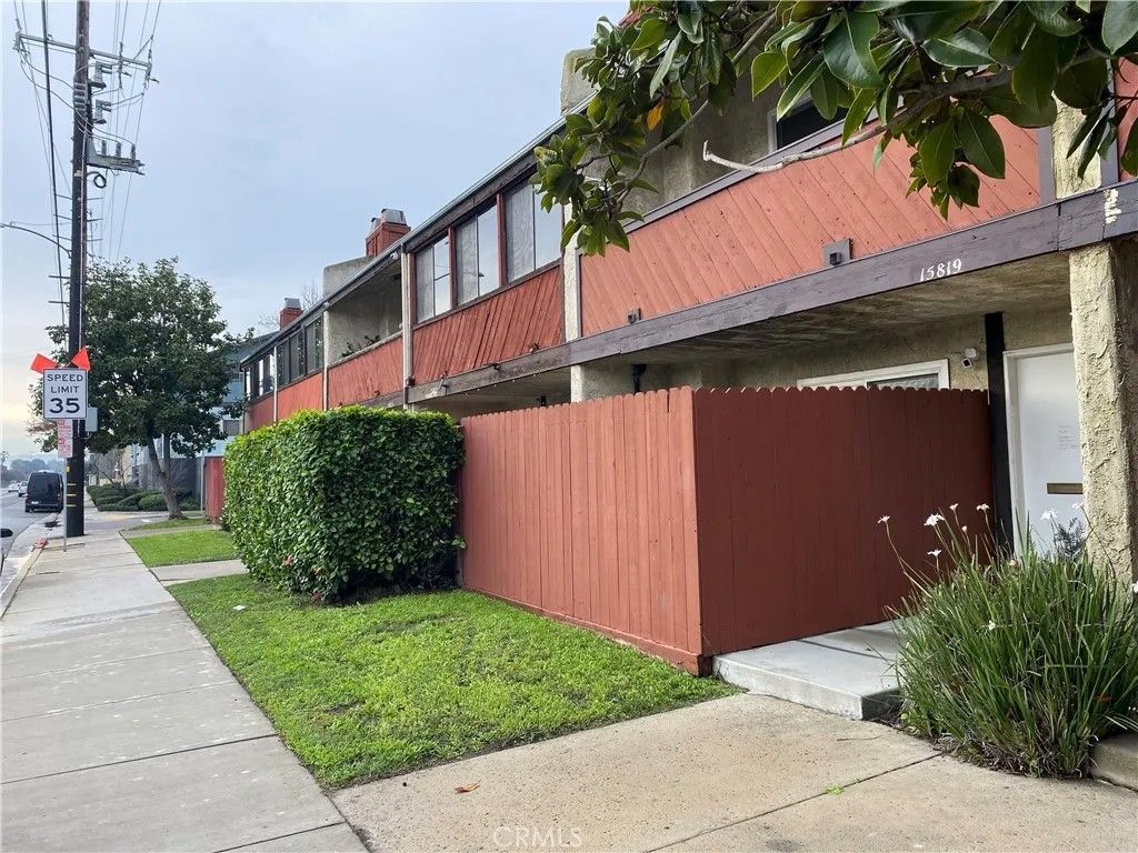 Photo of 15819 Prairie Ave, Lawndale, CA 90260 (MLS # SR25274988)