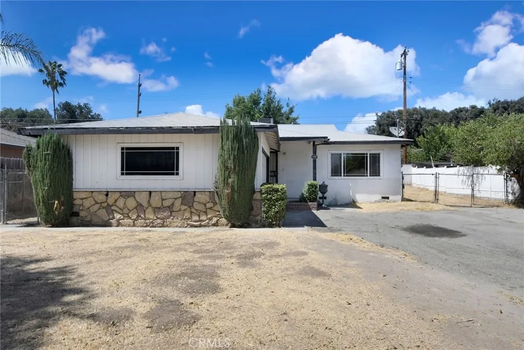 1552 W Evans