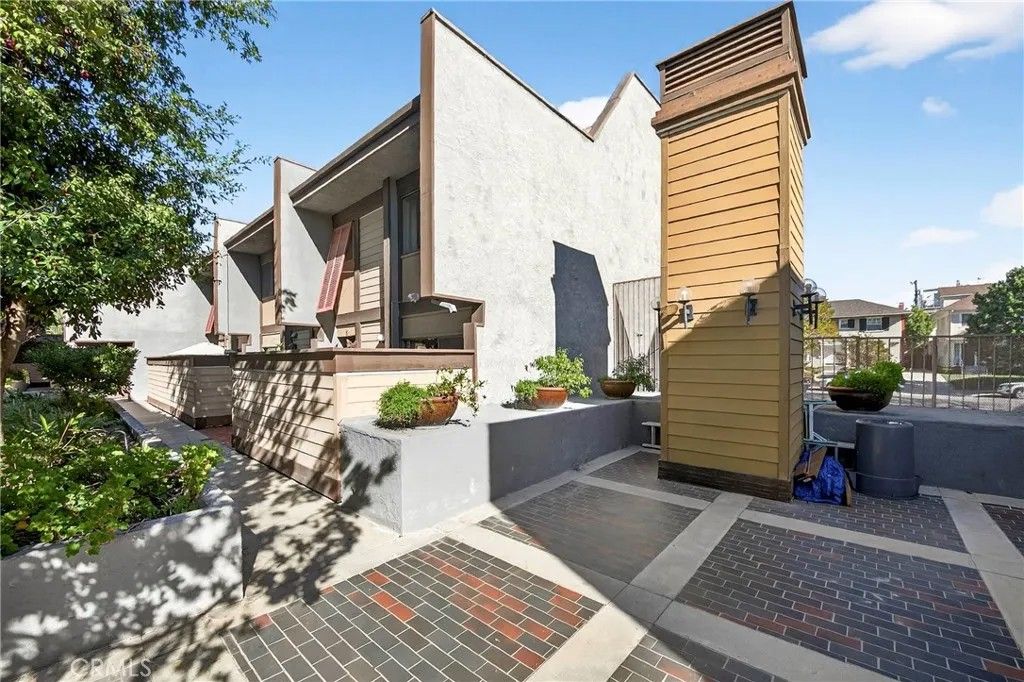 Photo of 421 S Van Ness Ave #6, Los Angeles, CA 90020 (MLS # PW25266985)