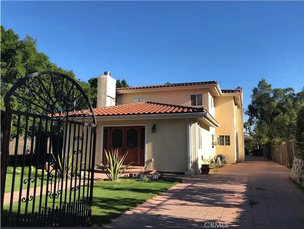 Photo of 11242 Sheldon Street, Sun Valley, CA 91352 (MLS # SR25282092)