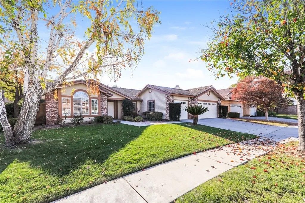 Photo of 620 Walnut Cir, Corona, CA 92881 (MLS # IG25276290)