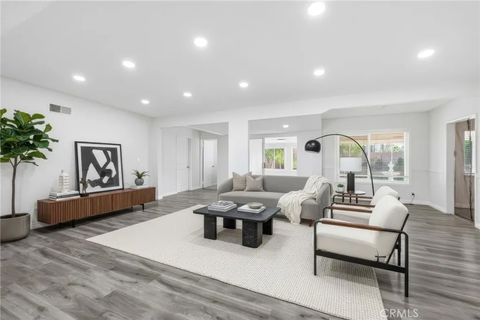 Photo of 10418 Gothic, Granada Hills, CA 91344 (MLS # SR25274550)