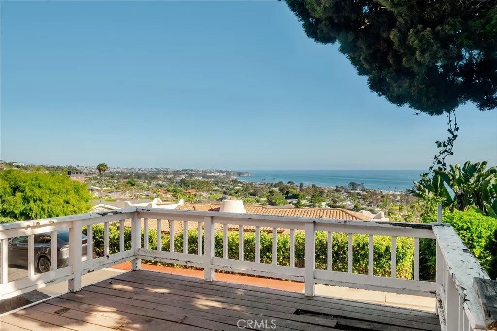 Photo of 17 N Vista De La Luna, Laguna Beach, CA 92651 (MLS # LG26133871)