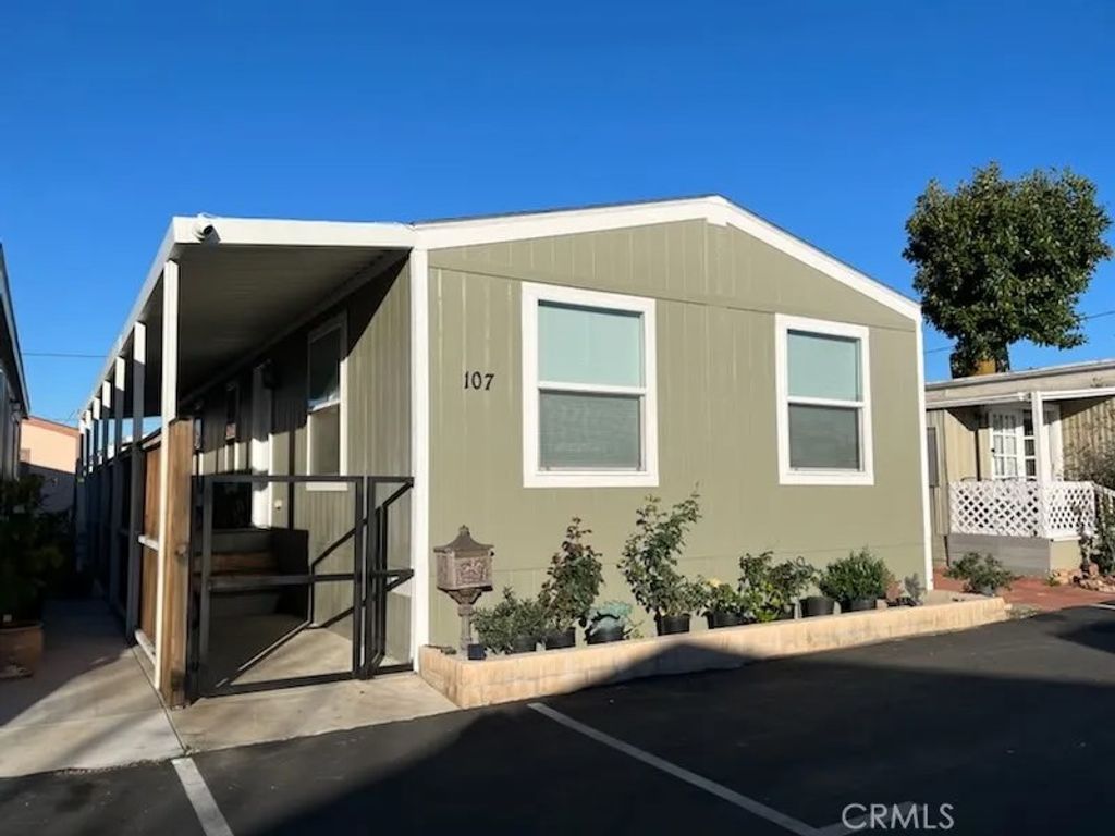 Photo of 7560 Woodman #107, Van Nuys, CA 91405 (MLS # SR26038947)