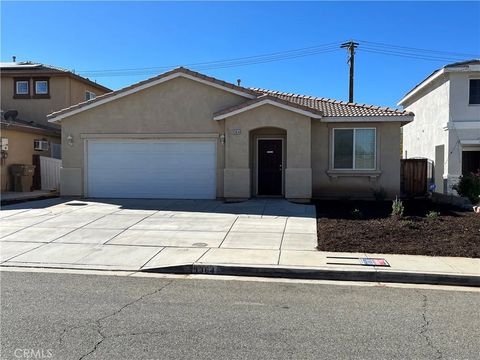 Photo of 9364 Fieldstone Avenue, Hesperia, CA 92345 (MLS # HD25275590)
