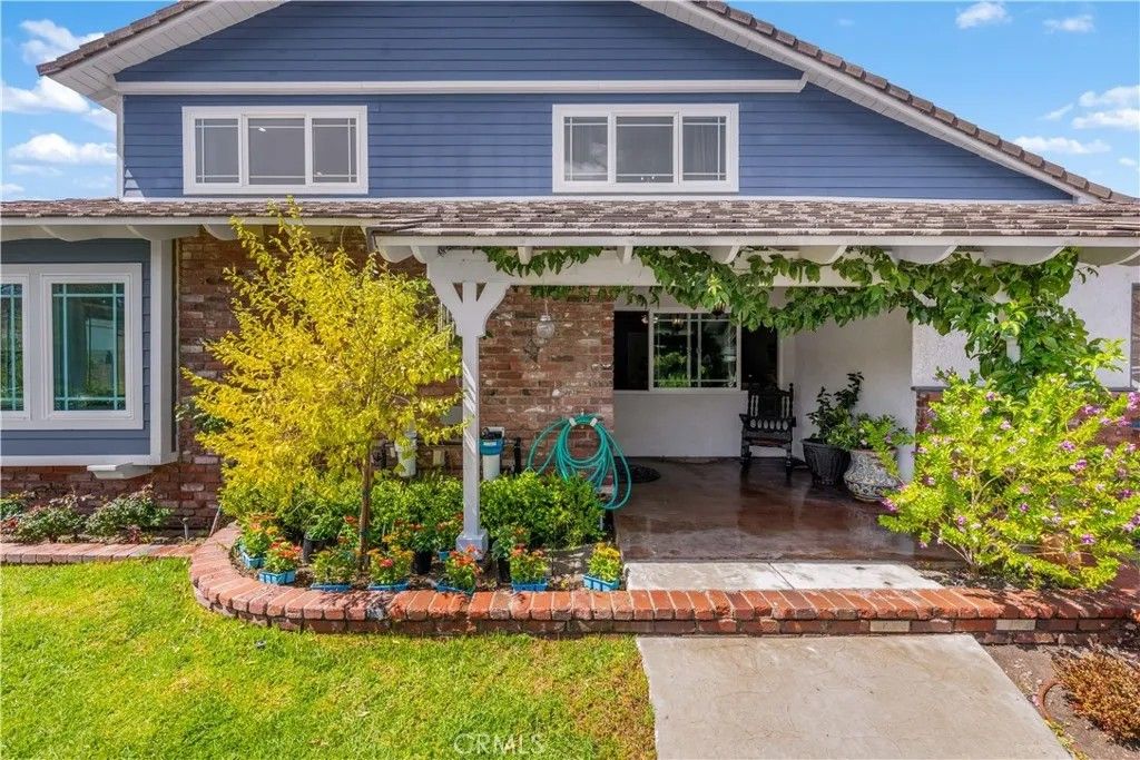 Photo of 24405 Derian Dr, Newhall, CA 91321 (MLS # SR25267830)