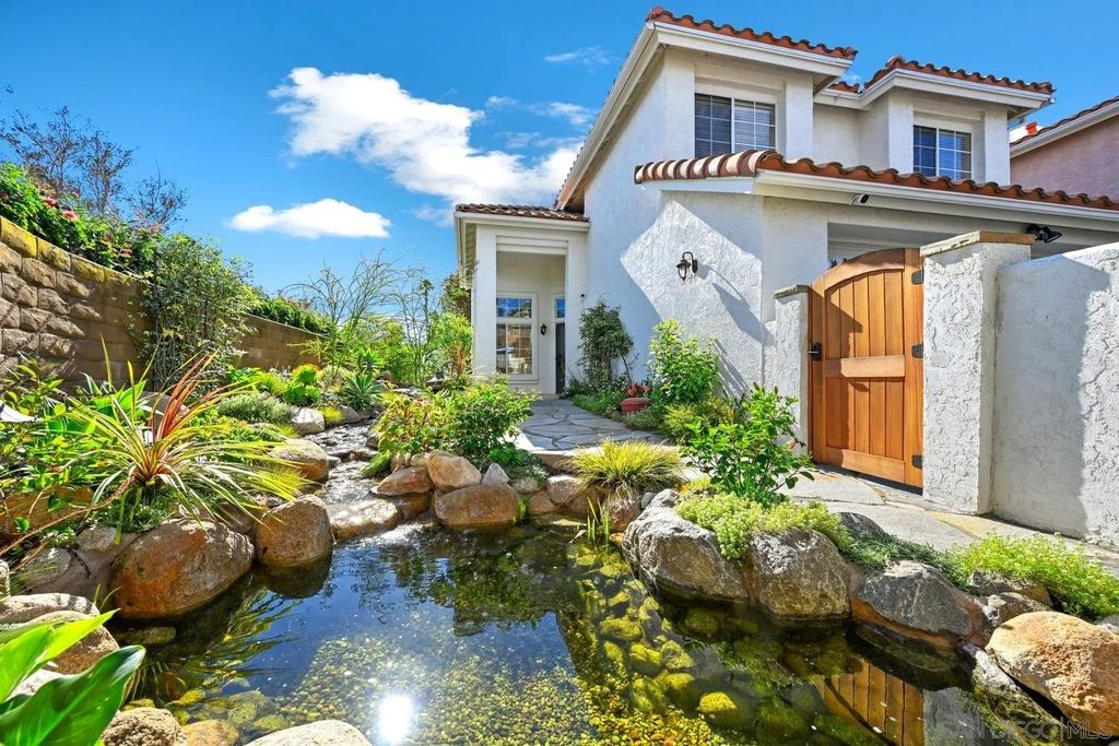 Photo of 2198 Redwood Crst Crst, Vista, CA 92081 (MLS # 250044295)