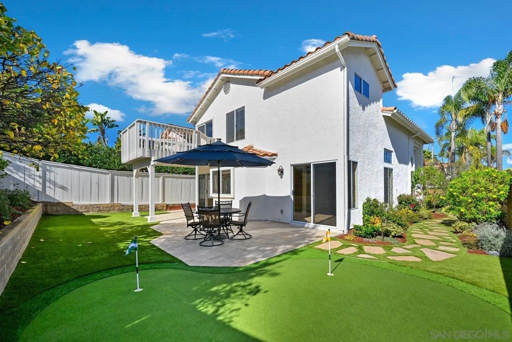 Photo of 2198 Redwood Crst Crst, Vista, CA 92081 (MLS # 250044295)