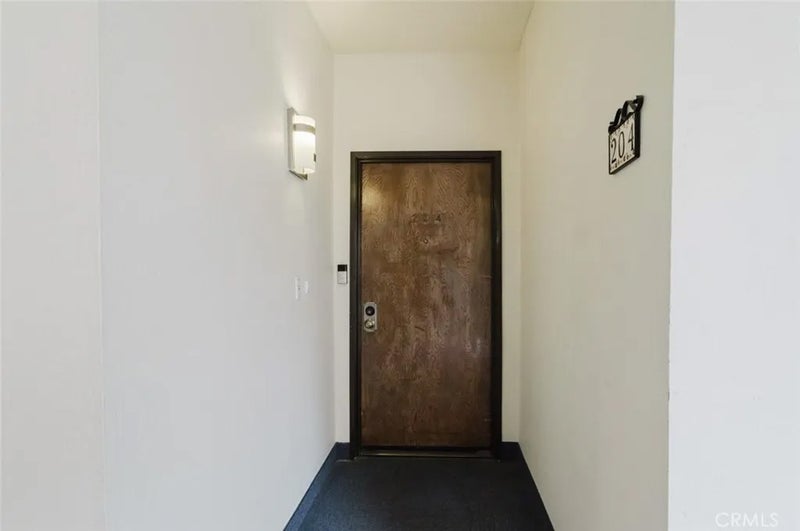 1305 N Columbus Avenue 204